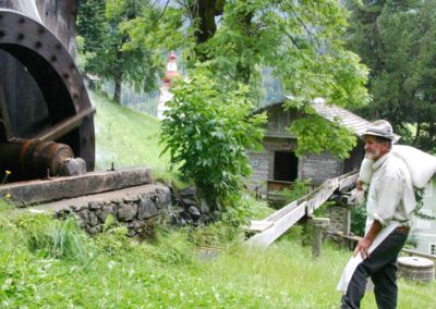 Mehl mahlen in der Vorbetermühle